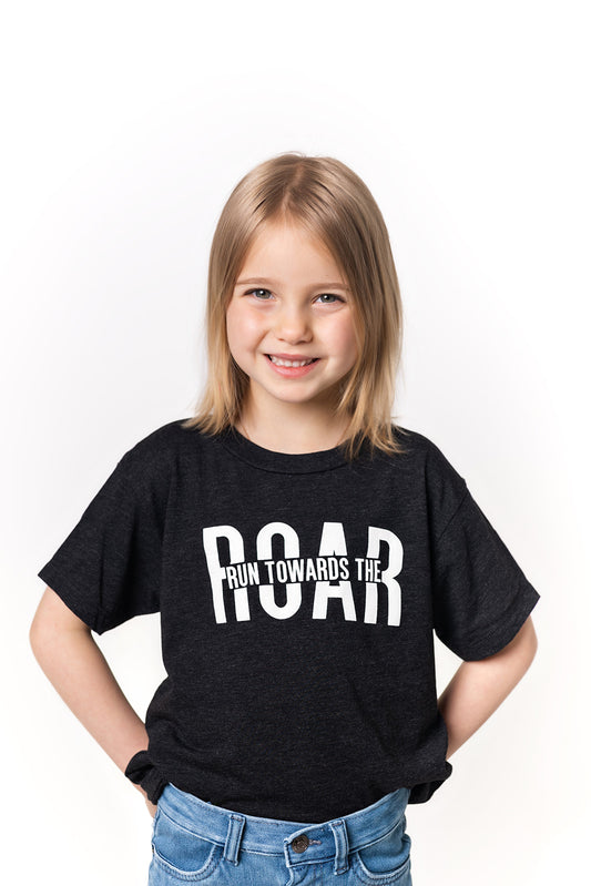RUN TOWARDS THE ROAR || KIDS T-SHIRT